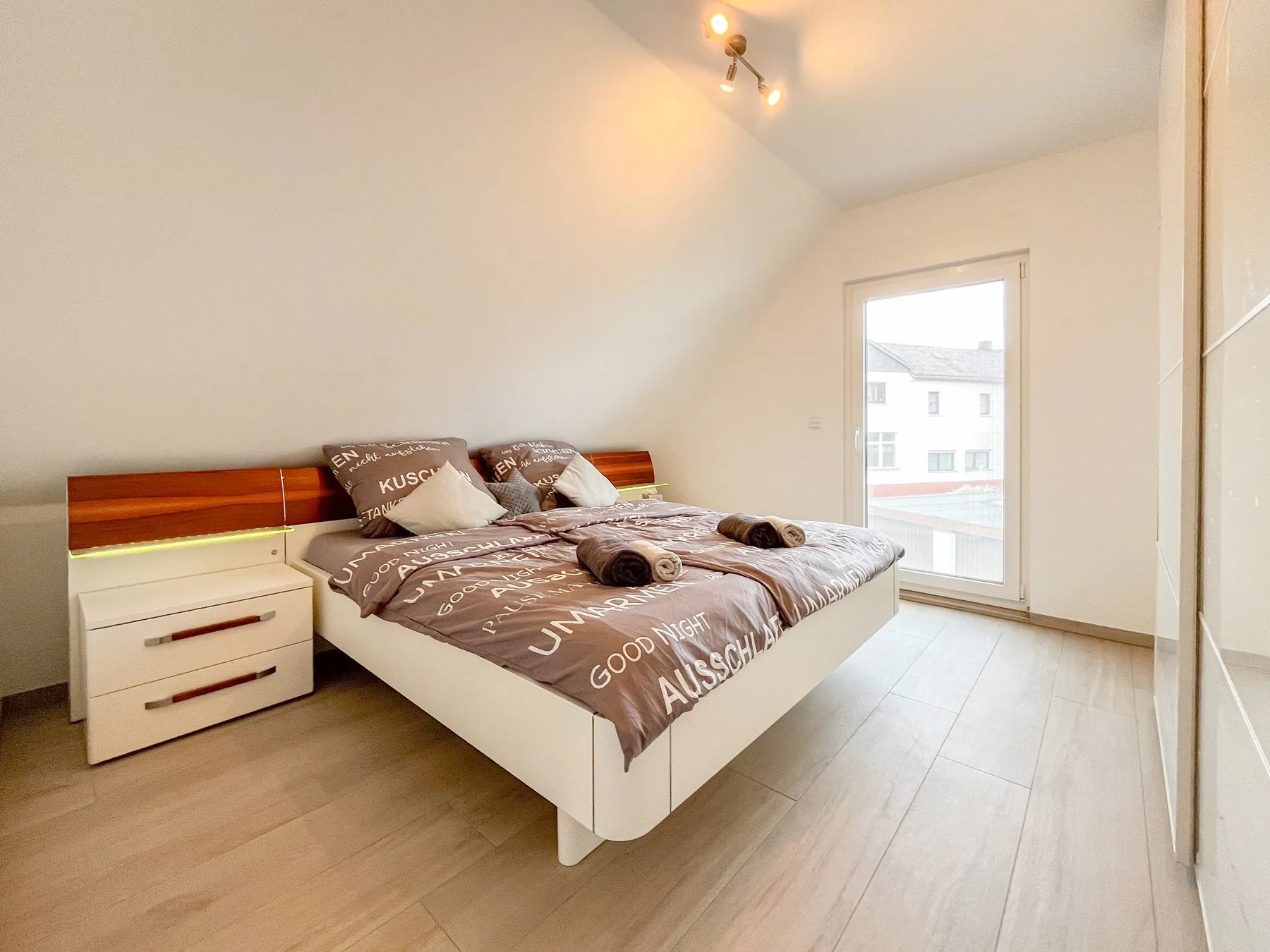 Schlafzimmer mit Doppelbett