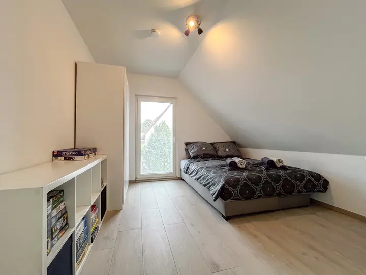 Second bedroom with a 160 × 200 cm double bed and shelving
