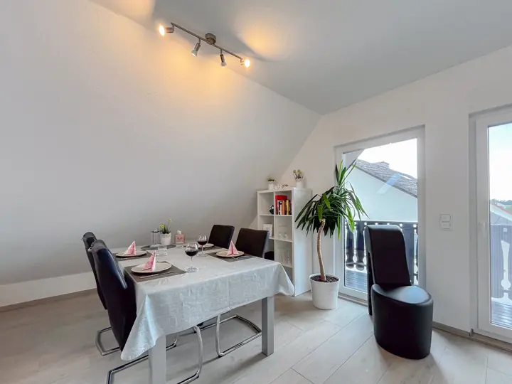 Großer Esstisch mit sechs Sitzplätzen und Fensterfront