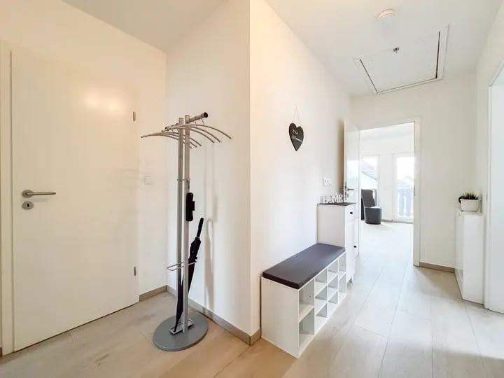 Entrance area with coat rack and shoe bench